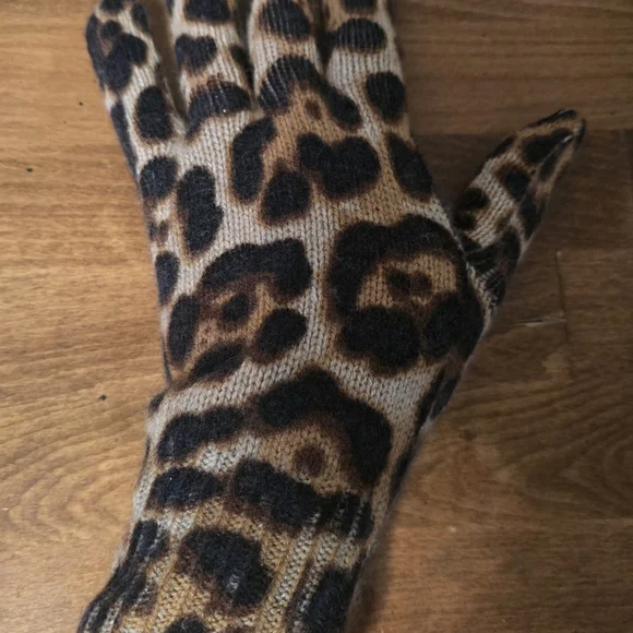 Amicale Cashmere Brown and Black Gloves and Mittens with Leopard Print - Picture 3 of 3